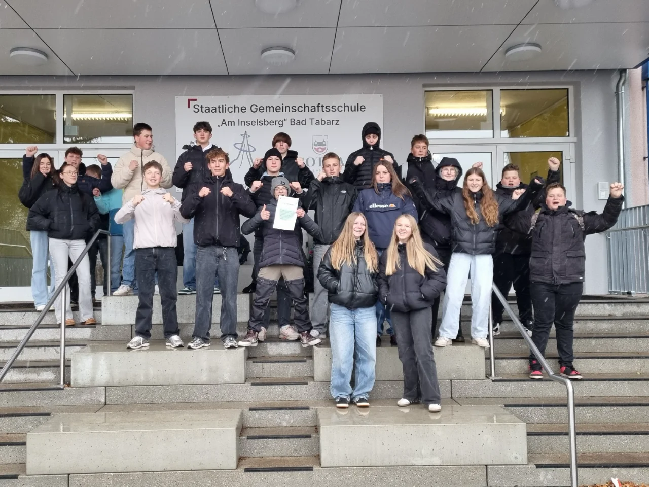 Die glückliche Gewinnerklasse, die Klasse 9a der Staatlichen Gemeinschaftsschule Tabarz in Tabarz, freut sich über den 1. Platz und 1.000 Euro.
